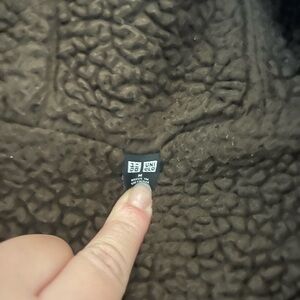 Unisex Uniqlo Grey zip up with brown fleece lining size M!